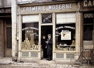 Couple sur le seuil de la laiterie Le Foll, Reims, Marne, France, 1917 - Fernand Cuville